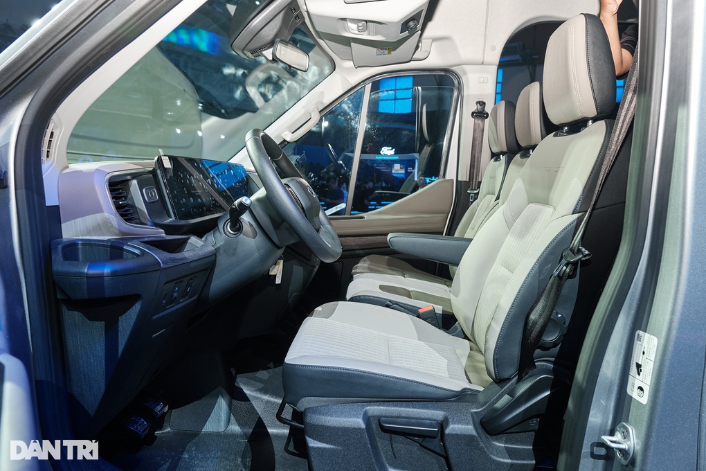 Tăng giá tới 240 triệu đồng so với đời cũ, Ford Transit 2024 có nâng cấp gì - 8 Tăng giá tới 240 triệu đồng so với đời cũ, Ford Transit 2024 có nâng cấp gì - 8