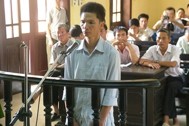 Lái xe trong vụ xe khách bị lũ cuốn trôi lĩnh án 7 năm tù