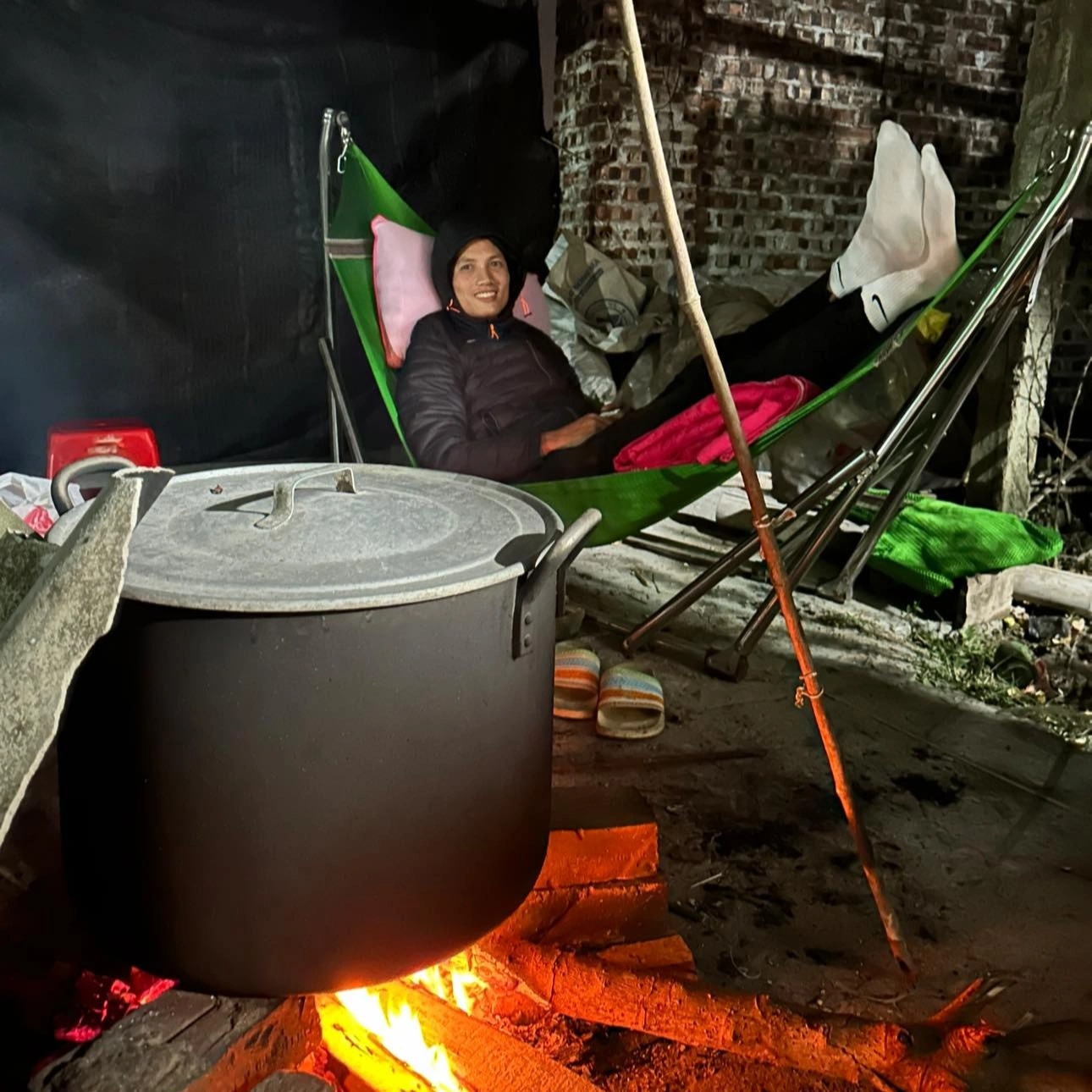 Dinh Trieu függőágyat akaszt, hogy nézze a banh chungot, és családjával ünnepli Tet ünnepét - 1 Đình Triệu mắc võng trông bánh chưng, đón Tết bình dị bên gia đình - 1