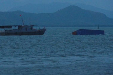 Hai thuyền cá gặp họa vì container trôi dạt của tàu Trường Hải Star