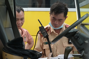 Phát hiện CSGT, tài xế xe khách ở TPHCM tăng ga bỏ chạy