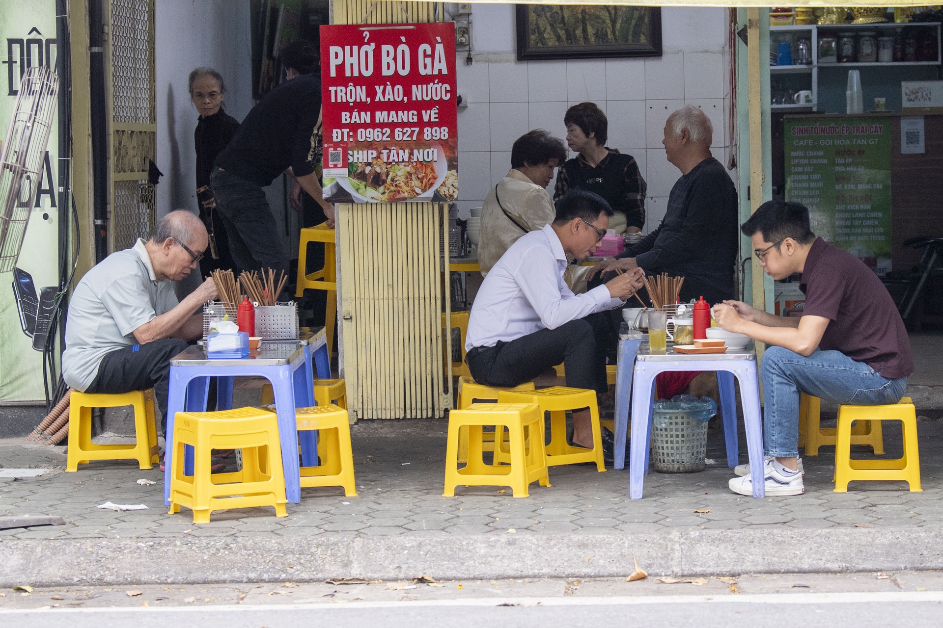 Người dân Hà Nội trùm kín mặt, co ro đi làm trong gió lạnh - 13