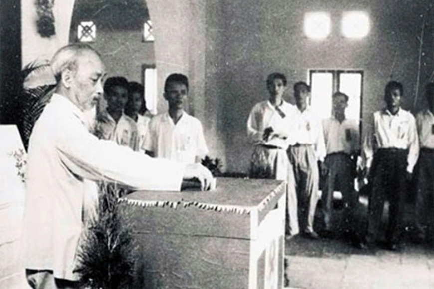 Chủ tịch Hồ Chí Minh đi bầu cử Quốc hội