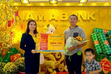 Nam A Bank trao tặng 5 lượng vàng đến các khách hàng may mắn đầu năm