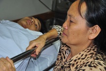 Mẹ bị ung thư khóc cạn nước mắt trước cảnh con bị tai nạn thập tử nhất sinh