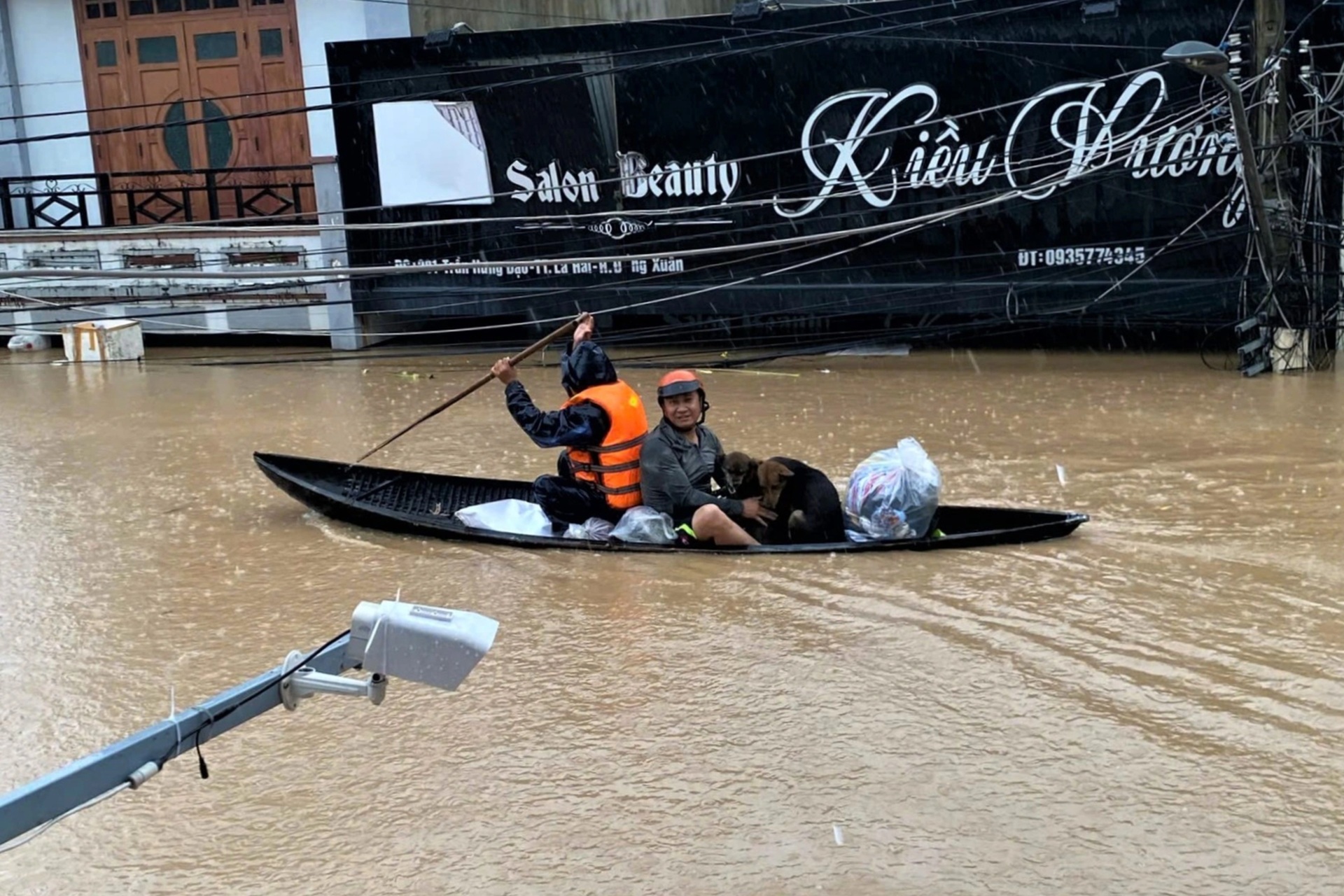 Dân chèo thuyền trên mái nhà, có người chỉ kịp ôm 2 con chó chạy lũ dữ - 3 Dân chèo thuyền trên mái nhà, có người chỉ kịp ôm 2 con chó chạy lũ dữ - 3