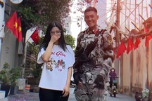 Cô gái tặng hoa cho chiến sĩ gây sốt: Dừng chia sẻ thông tin vì áp lực
