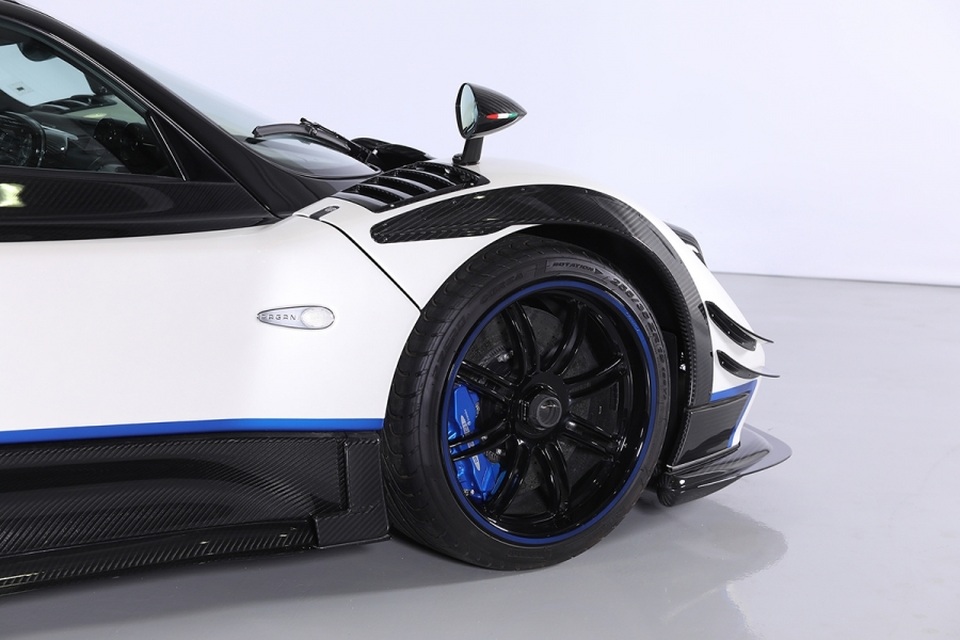 Cận cảnh siêu xe Pagani Zonda Riviera độc nhất giá 5,5 triệu USD - 3 Cận cảnh siêu xe Pagani Zonda Riviera độc nhất giá 5,5 triệu USD - 3