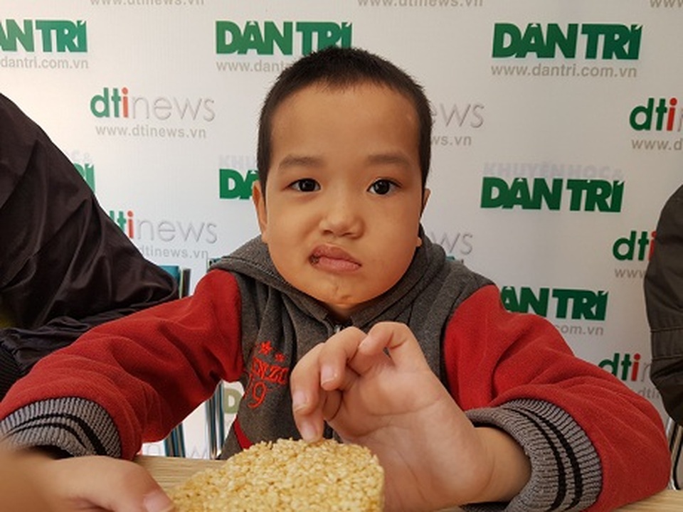 Cậu bé có tuổi thơ gắn liền với bệnh viện được bạn đọc giành lại mạng sống - 8 Cậu bé có tuổi thơ gắn liền với bệnh viện được bạn đọc giành lại mạng sống - 8