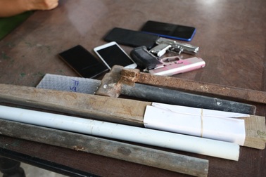 Nhóm côn đồ mang súng xông vào nhà dân đánh người, bắn trả công an