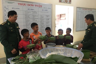 Tết đủ đầy của những cậu bé người Rục là con nuôi đồn biên phòng