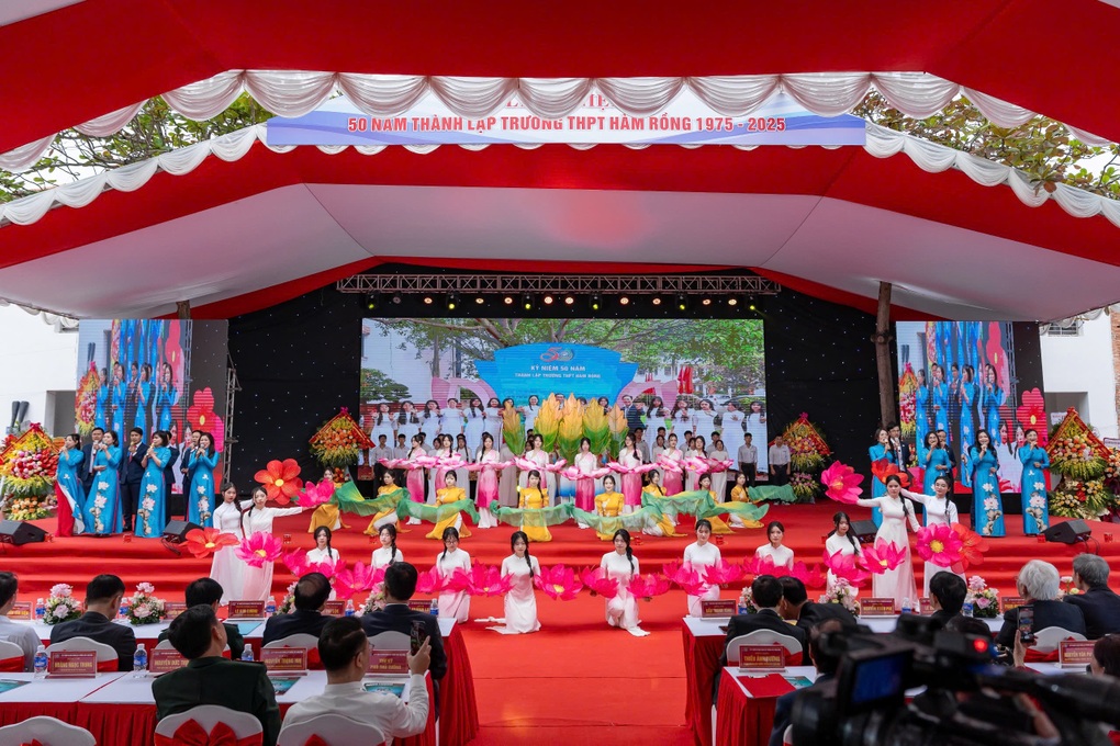 El viceprimer ministro Le Thanh Long asistió al 50 aniversario de la fundación de la escuela - 2 Phó Thủ tướng Lê Thành Long dự kỷ niệm thành lập ngôi trường 50 năm tuổi - 2