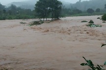 Nước lũ tràn về, 20 hộ dân vẫn đang bị cô lập