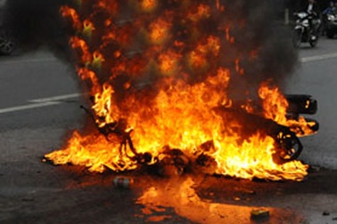 Xe máy bốc cháy đùng đùng trên phố ngày đầu xuân