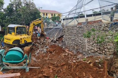 Sập bờ kè tại Phòng CSGT tỉnh, 1 người tử vong