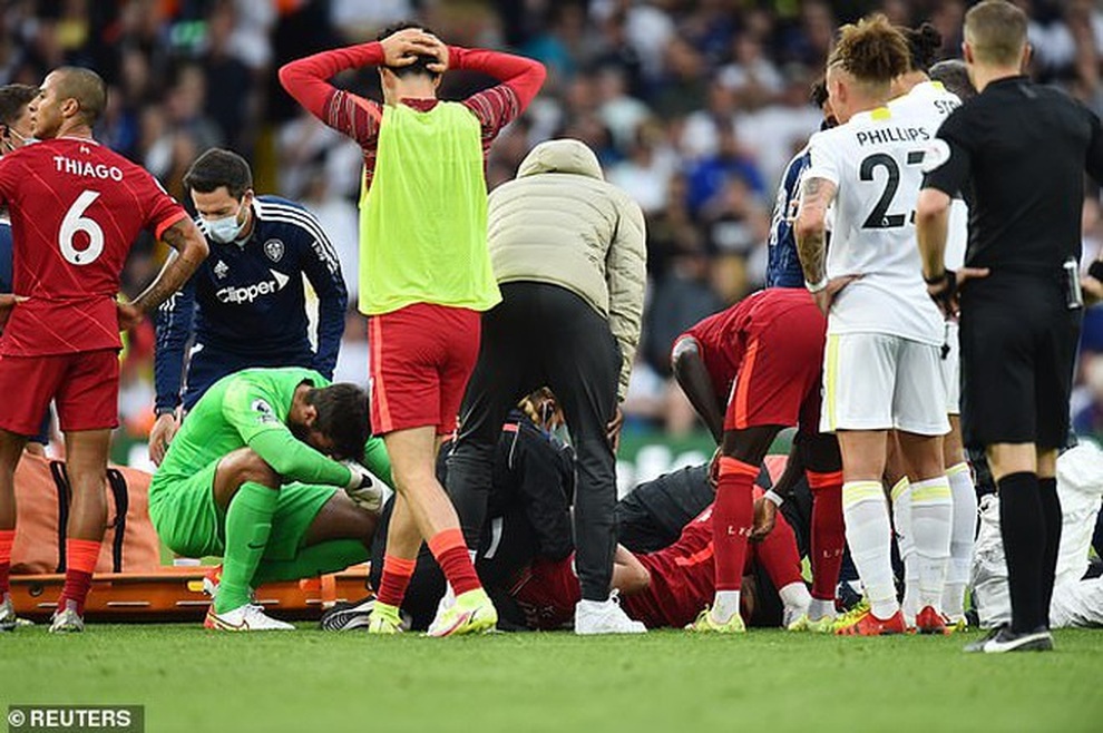 HLV Klopp nổi giận khi chứng kiến chấn thương kinh hoàng của học trò - 3