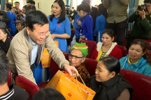 Chủ tịch nước Võ Văn Thưởng tặng quà Tết tại Nghệ An