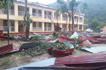 Mưa đá kèm giông lốc tàn phá trường học và nhà dân ở Sơn La