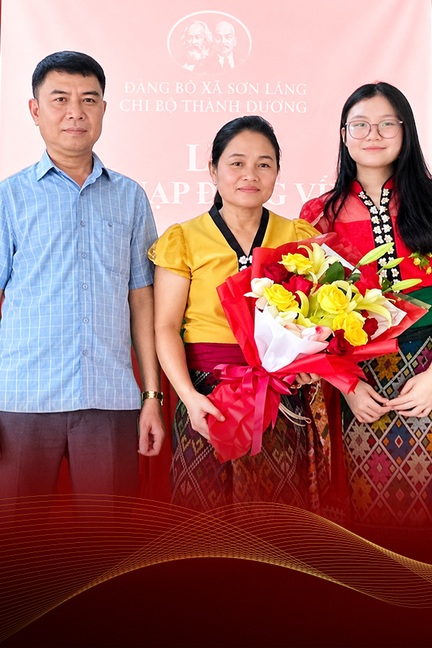 “Chi bộ Đảng gia đình” ở bản biên giới, mẹ và con gái cùng tuyên thệ