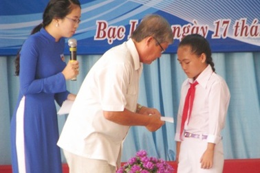 Trao học bổng "Thắp sáng ước mơ tuổi trẻ Bạc Liêu"