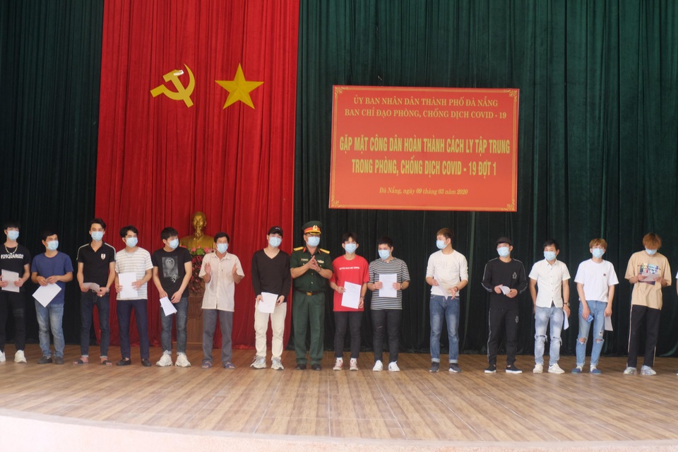 57 công dân được về nhà sau cách ly tập trung tại Đà Nẵng - 2 57 công dân được về nhà sau cách ly tập trung tại Đà Nẵng - 2