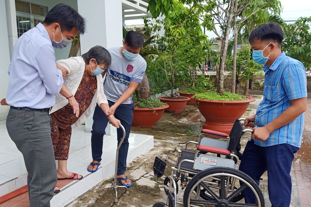 Nhiều cụ già rút tiền tiết kiệm ủng hộ Quỹ vắc xin phòng, chống Covid-19 - 2 Nhiều cụ già rút tiền tiết kiệm ủng hộ Quỹ vắc xin phòng, chống Covid-19 - 2