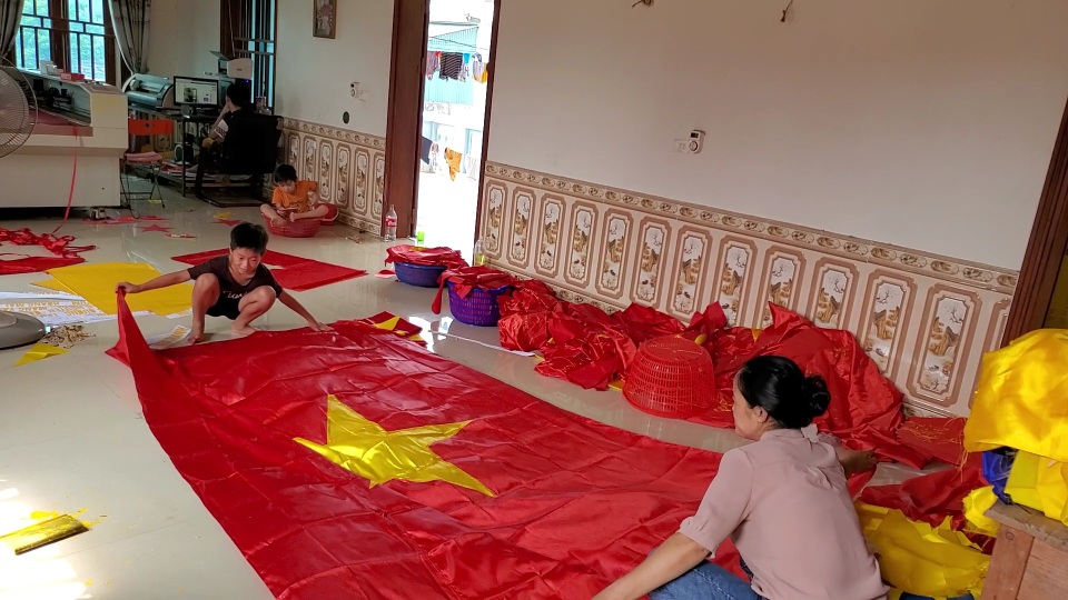 Làng nghề may cờ Tổ quốc nhộn nhịp trước ngày Quốc khánh - 9 Làng nghề may cờ Tổ quốc nhộn nhịp trước ngày Quốc khánh - 9