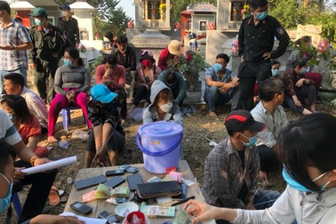 Công an vây bắt sòng bạc sát phạt trong nghĩa địa