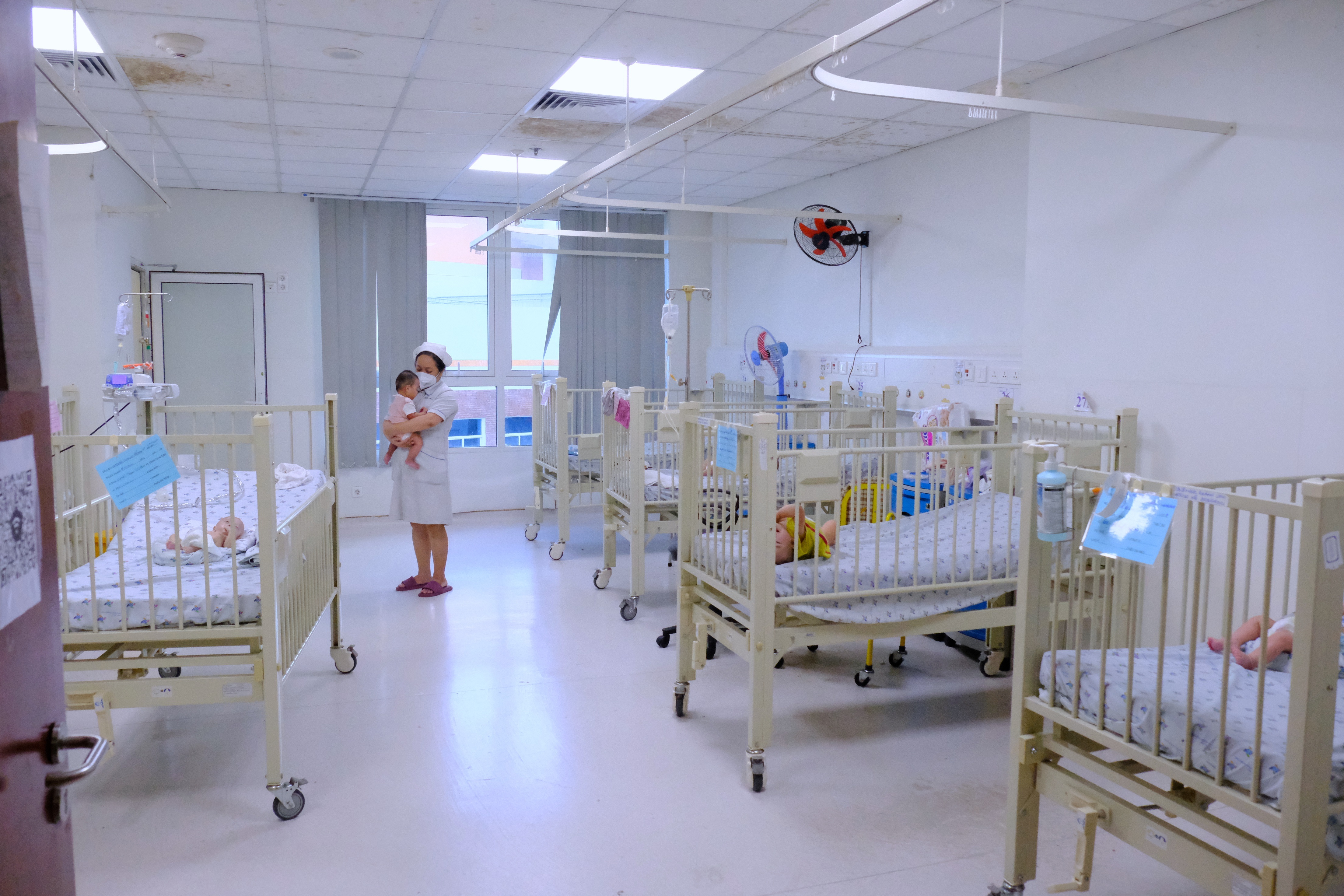 Sinh rớt tại nhà, thương bé gái ở TPHCM bị mẹ nhẫn tâm chối bỏ - 10 Sinh rớt tại nhà, thương bé gái ở TPHCM bị mẹ nhẫn tâm chối bỏ - 10