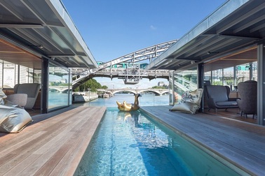 Bên trong "khách sạn nổi" đầu tiên trên thế giới ở Paris