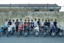 Nhóm thanh thiếu niên đi xe máy hú hét, ném nhiều vỏ chai bia vào nhà dân