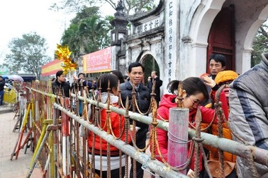 Hàng rào, lưới B40 bao quanh Đền Trần trước giờ khai ấn