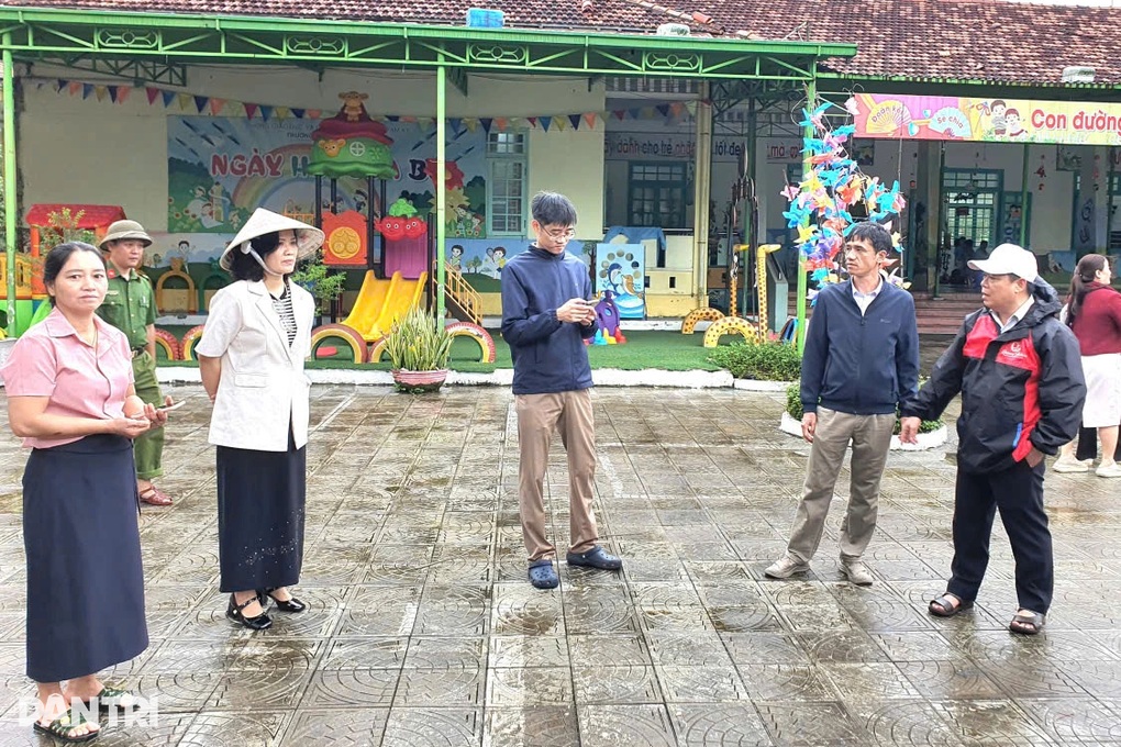 Bộ đội, công an chạy đua giúp dân trước khi bão Kalmaegi đổ bộ - 2 Bộ đội, công an chạy đua giúp dân trước khi bão Kalmaegi đổ bộ - 2