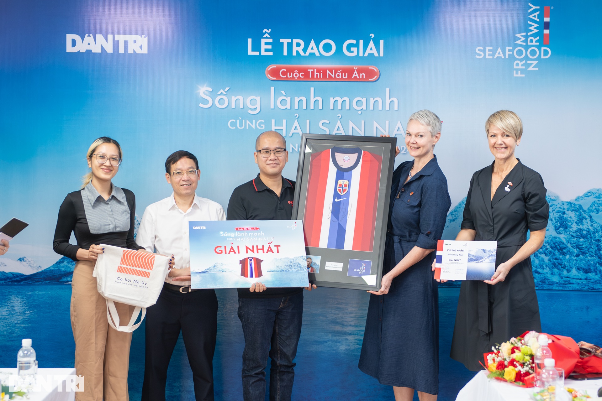 Trao áo đấu có chữ ký Erling Haaland tới độc giả Dân trí thắng cuộc thi Sống lành mạnh cùng hải sản Na Uy - 7 Trao áo đấu có chữ ký Erling Haaland tới độc giả Dân trí thắng cuộc thi Sống lành mạnh cùng hải sản Na Uy - 7