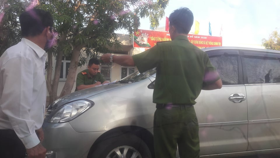 Một phóng viên bị nhóm côn đồ chặn xe, đập nát kính ô tô  - 3