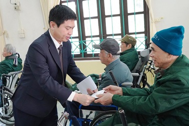 Chủ tịch UBND tỉnh Hà Nam thăm và tặng quà tết tới các đối tượng chính sách