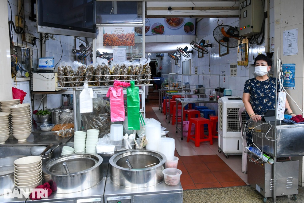 Hàng ăn sáng ở Hà Nội đông đúc, người dân xếp hàng chờ được ăn phở tại quán - 9 Hàng ăn sáng ở Hà Nội đông đúc, người dân xếp hàng chờ được ăn phở tại quán - 9