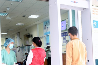 Dùng máy đo nhiệt độ cơ thể không tiếp xúc để sàng lọc Covid-19
