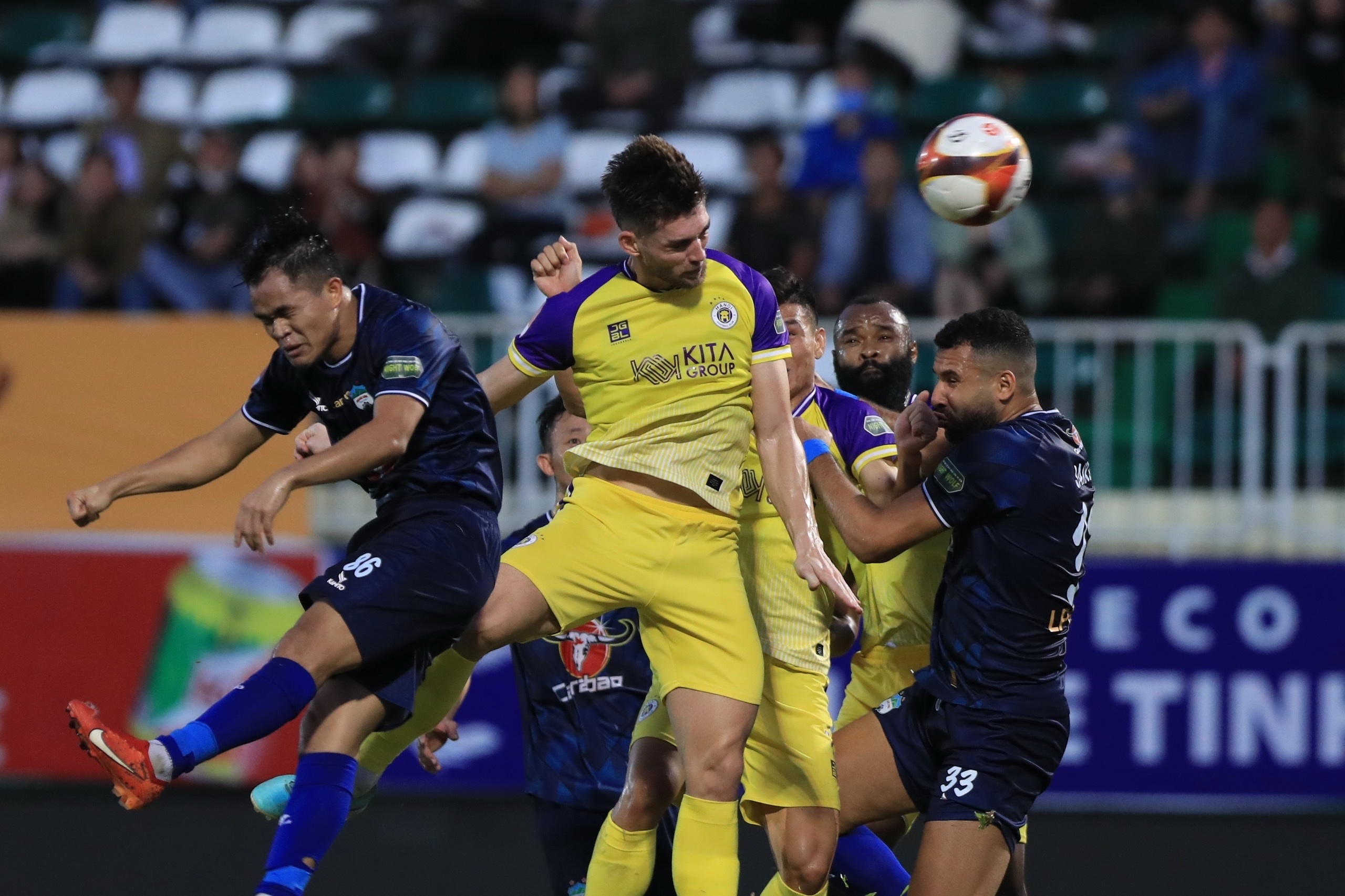 HA Gia Lai បានយកឈ្នះ Hanoi FC នៅថ្ងៃដែលលោក Vu Tien Thanh បង្ហាញខ្លួនជាលើកដំបូង - 3 HA Gia Lai đánh bại CLB Hà Nội trong ngày ông Vũ Tiến Thành ra mắt - 3