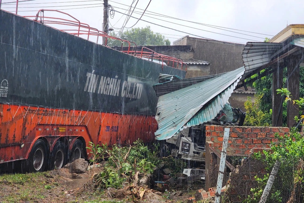Container mất lái lao thẳng vào nhà dân - 1 Container mất lái lao thẳng vào nhà dân - 1