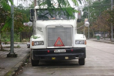 Xe máy tông vào xe tải, 1 người chết tại chỗ