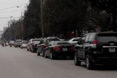 Xe con ngang nhiên đậu tràn lan vỉa hè, lòng đường