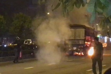 Xe tải bốc cháy ngùn ngụt trong đêm