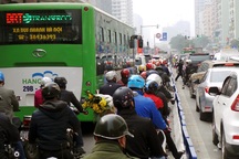 “Ngó lơ” dải phân cách cứng, ô tô cùng xe máy “ken kín” đường buýt nhanh