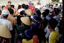 Hai người đàn ông bị dân vây đánh túi bụi vì nghi bắt cóc trẻ em