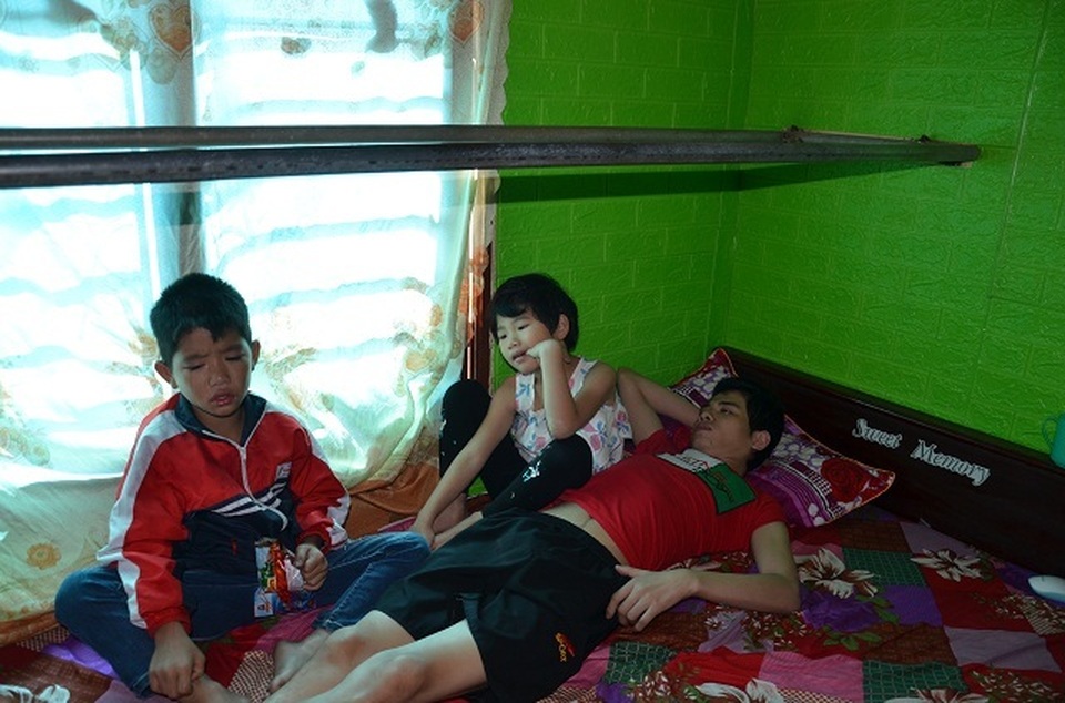 Hai bé thơ ôm người cha liệt giường khóc cầu xin mẹ về với con! - 3 Hai bé thơ ôm người cha liệt giường khóc cầu xin mẹ về với con! - 3