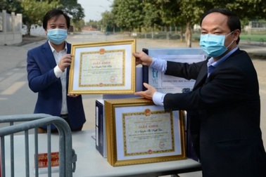 Covid-19:Hiệu trưởng và 5 cán bộ Trường tiểu học Xuân Phương nhận giấy khen