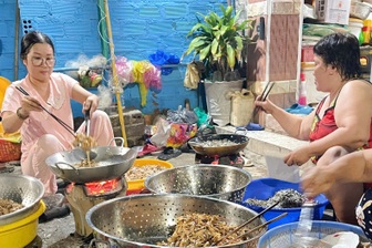 Người dân xã đảo rim cá khô gửi về vùng rốn lũ miền Trung