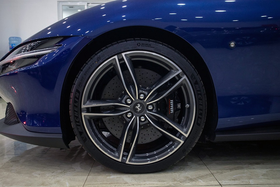 Soi chi tiết Ferrari Roma: Siêu xe 20 tỷ độc nhất châu Á vừa về Việt Nam - 5 Soi chi tiết Ferrari Roma: Siêu xe 20 tỷ độc nhất châu Á vừa về Việt Nam - 5