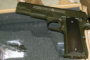 Hà Nội: Hơn 1.000 khẩu súng giả y như thật “ẩn” trong hẻm sâu